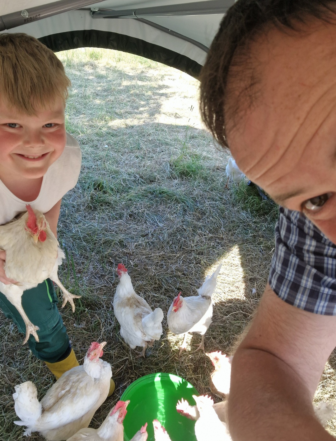 Andreas Wiedemann mit Junior bei den eigenen Hühnern